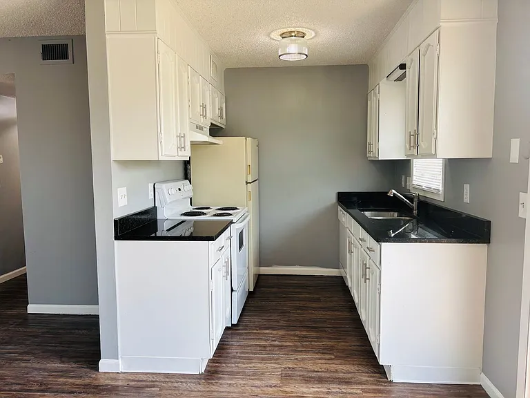 6720-6732 W Par Ln — Photo 2