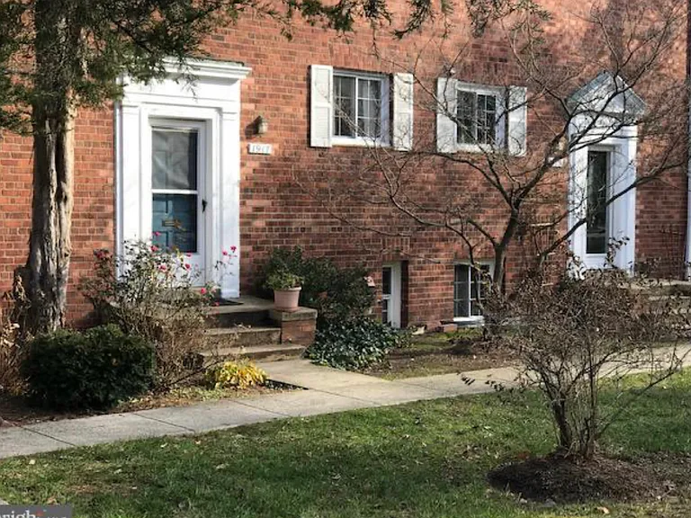 1917 N Quaker Ln — Photo 8