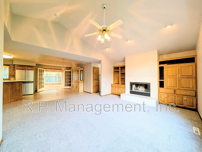 4 bed, 5.0 bath, 4020 sqft, $3,497 — Photo 4