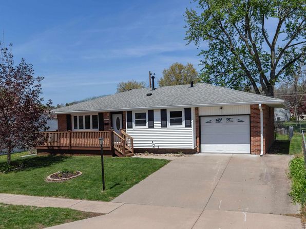 5009 45th Avenue Ct, Moline, IL 61265