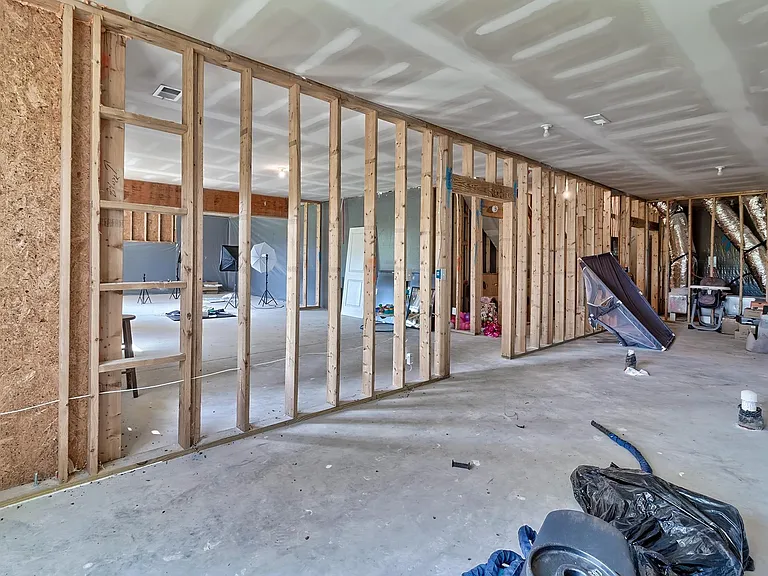 558 Mahonia Rd — Photo 43
