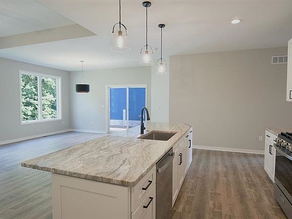 3rd image of 405 Ridge Ct