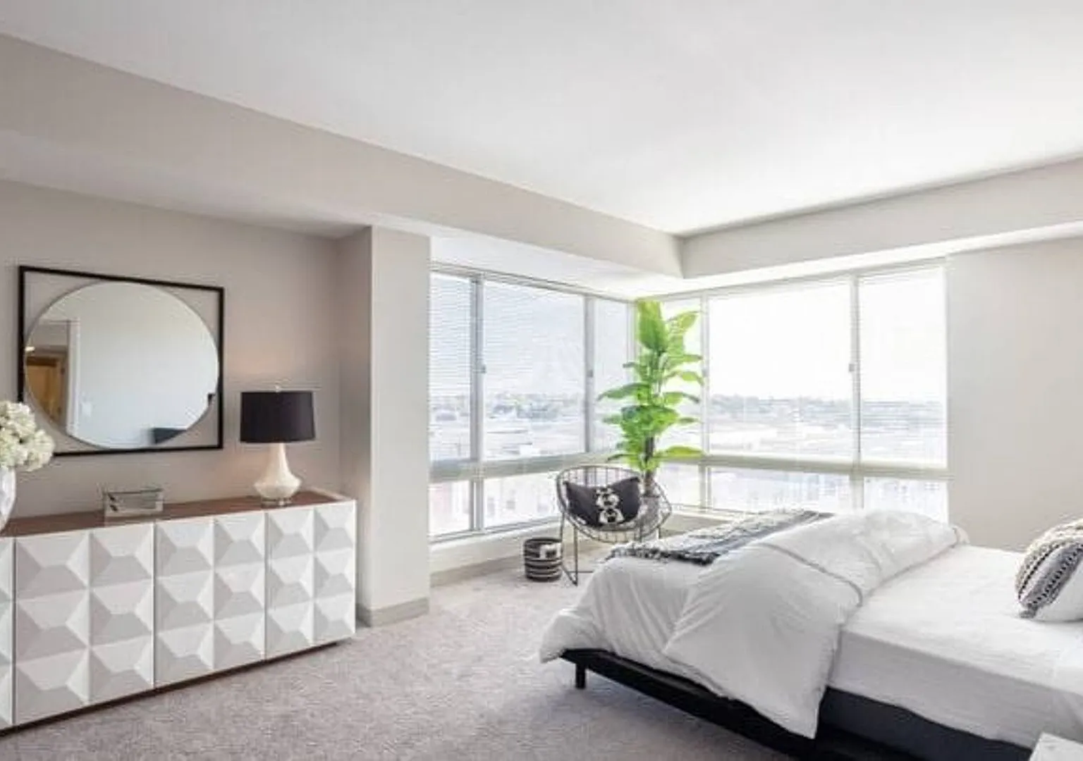 No Brokers Fee, One Month Rent-Free, Central Back Bay Location. — Photo 4