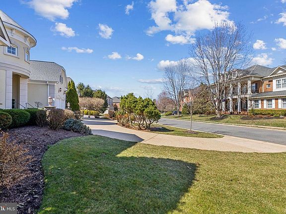 5th image of 8268 Roxborough Loop