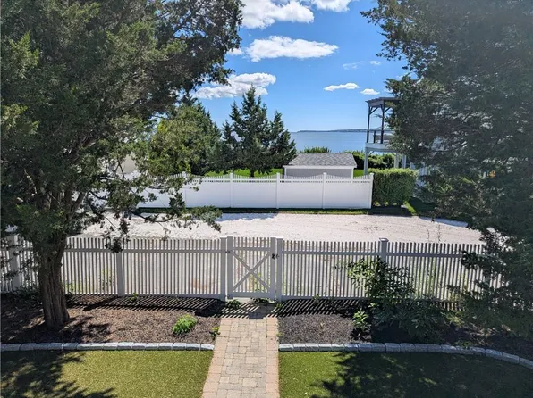 543 Park Ave, Portsmouth, RI 02871