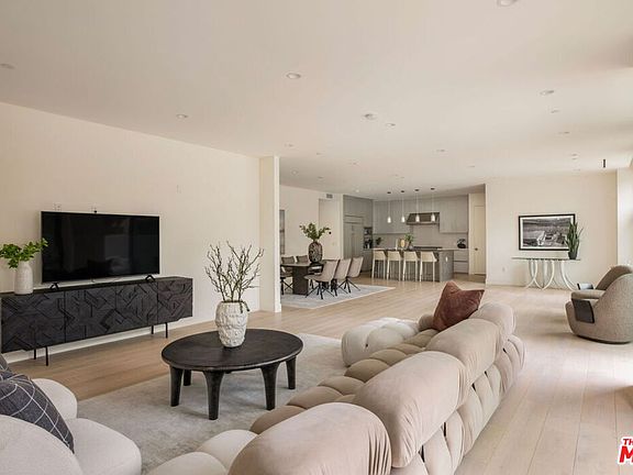 3rd image of 425 N Palm Dr #101