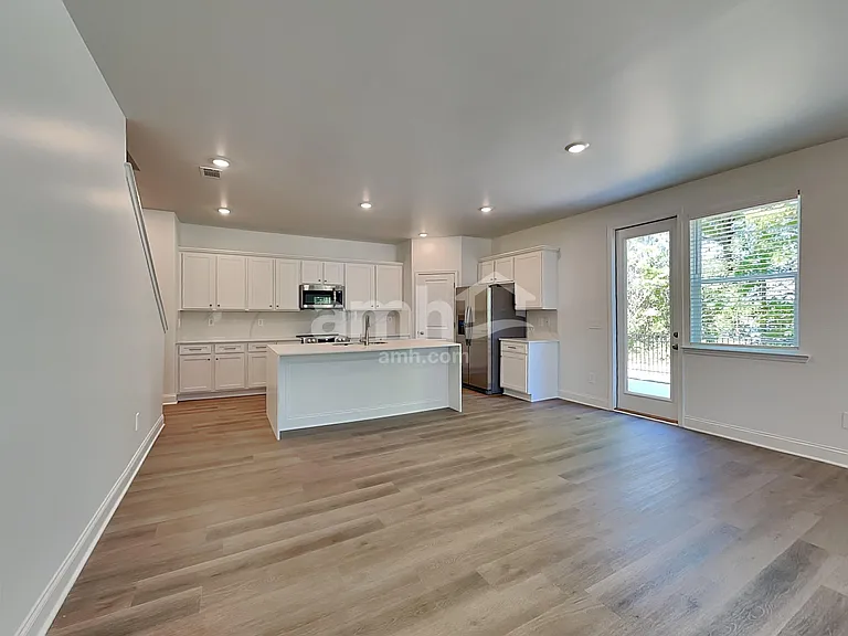 618 Grohmann Path — Photo 5