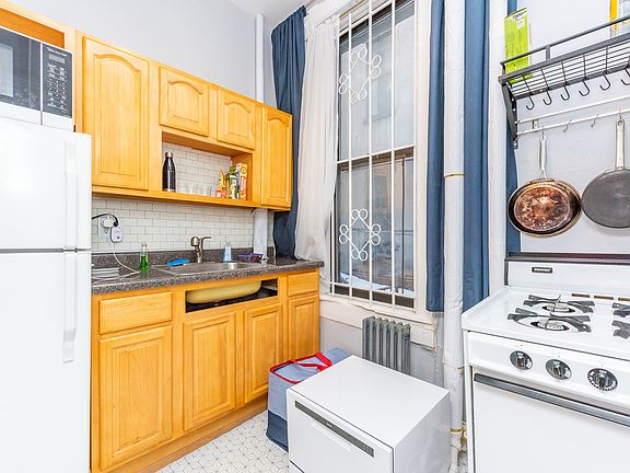 4th image of 215 W 16th St #1REE