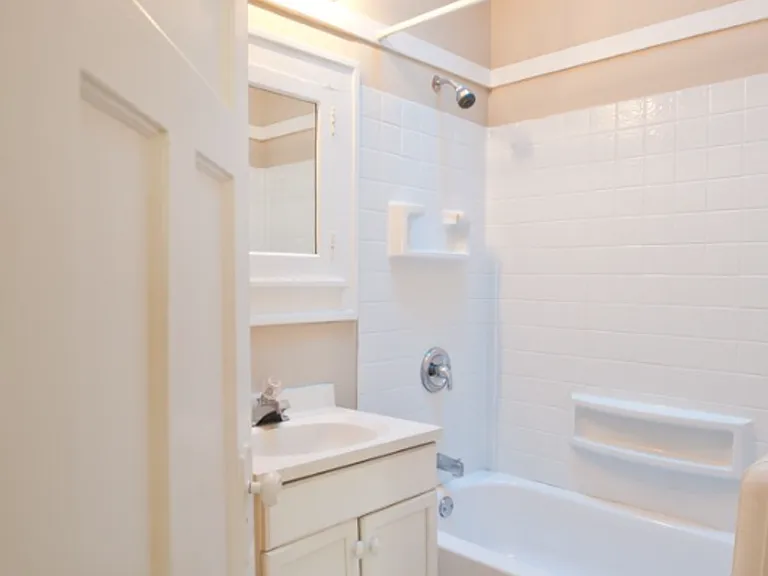 $1085 1 BR, 1 BA Apartment, Heat Included, Free Laundry - 1603 N Van Buren — Photo 11
