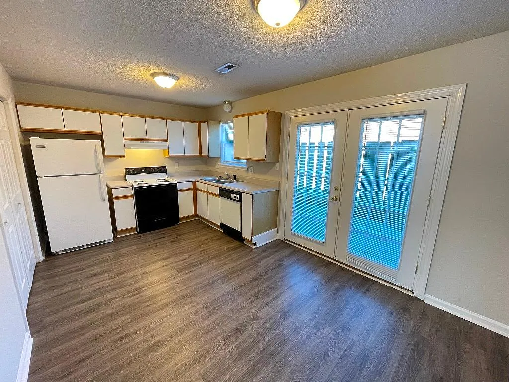 2 bed, 2.5 bath, 1168 sqft, $1,300 — Photo 3