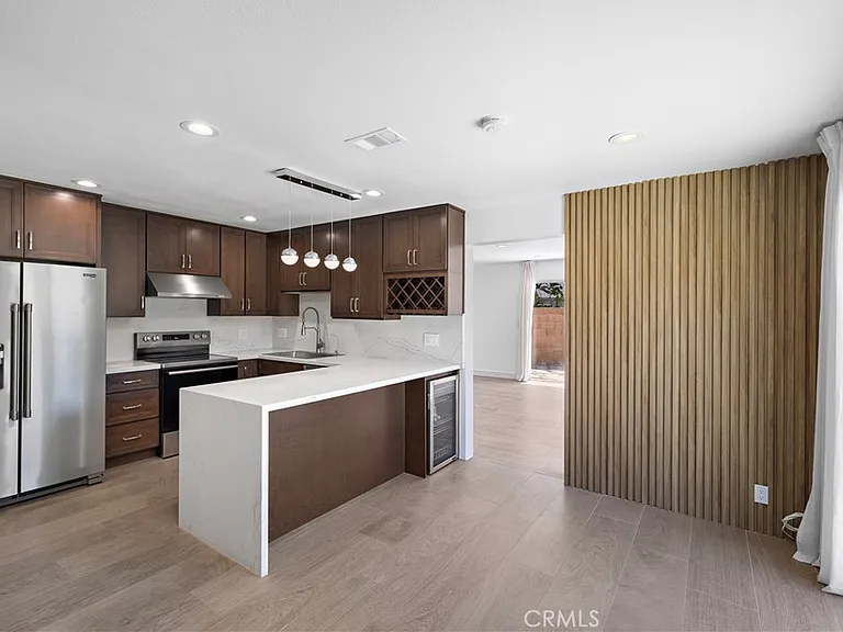 822 E Borchard Ave — Photo 3