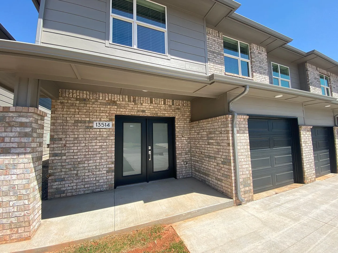 Hughe 3 Bed 2.5 Bath Duplex Includes Office Space — Photo 2