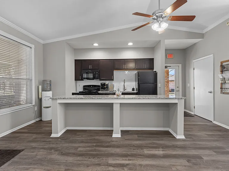 Encino Park Apartments — Photo 14