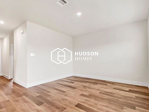 3rd image of 2813 Woodbrook Dr