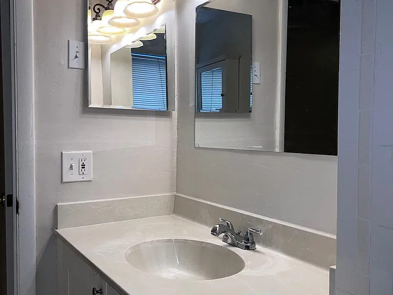 Master bath (View 1)