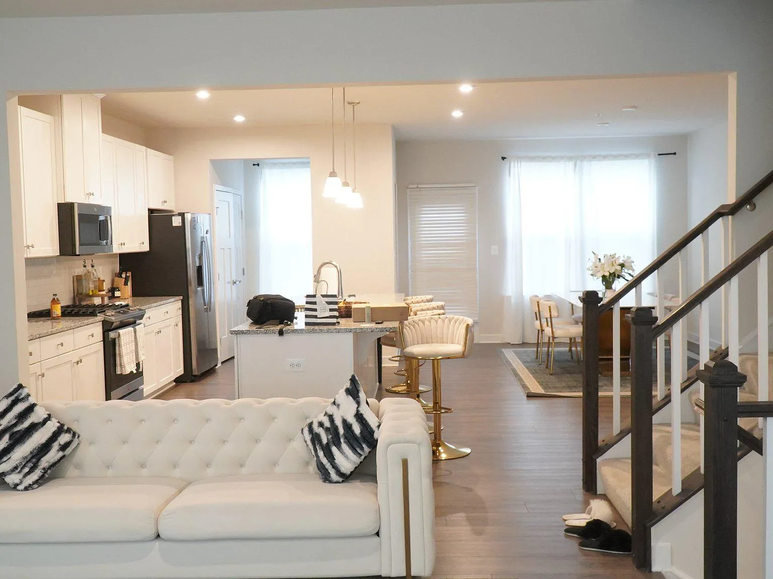 3 bed, 2.5 bath, 2024 sqft, $3,600 — Photo 3
