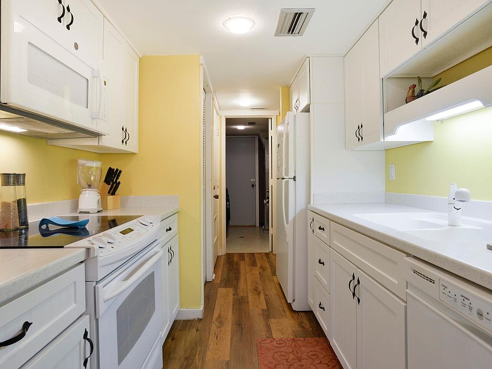 Cheerful galley kitchen
