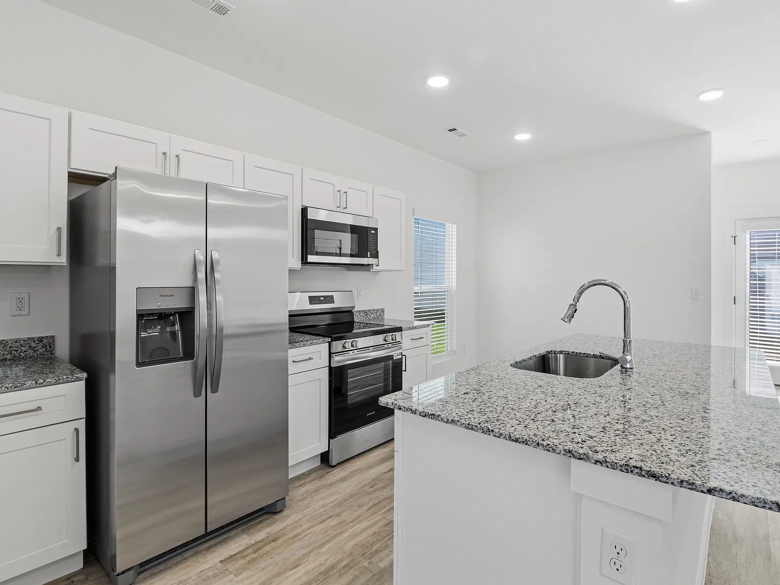 2 bed, 1093 sqft, $1,550 — Photo 3