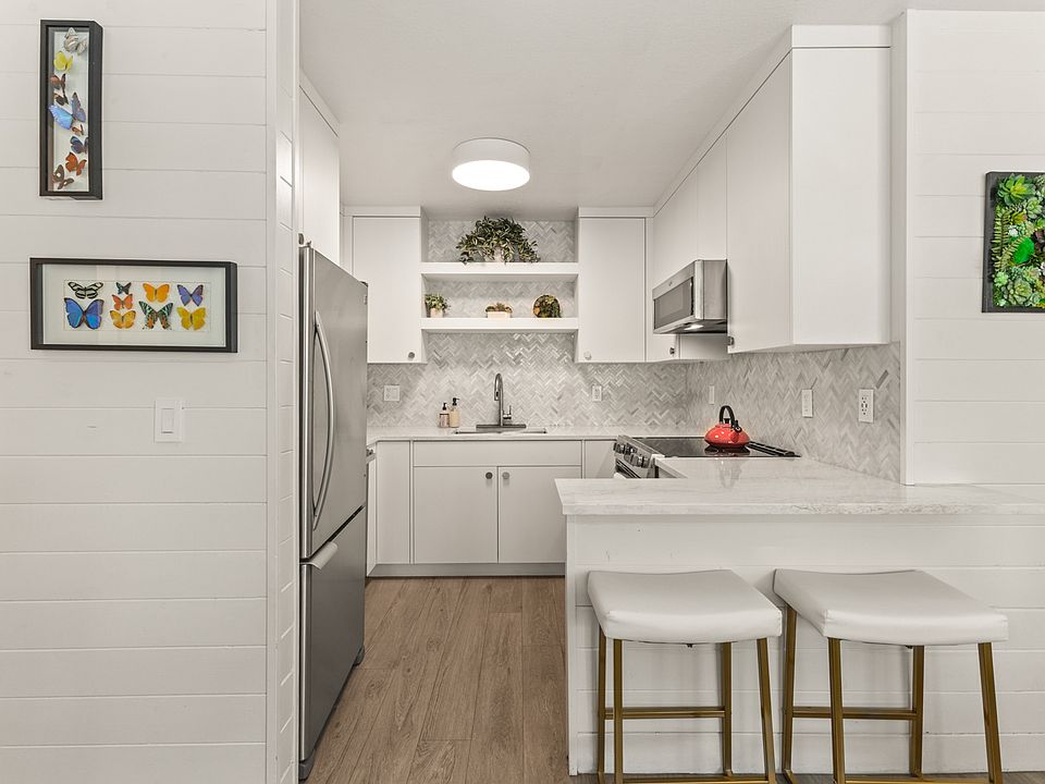 Kitchen | Breakfast Bar for 2