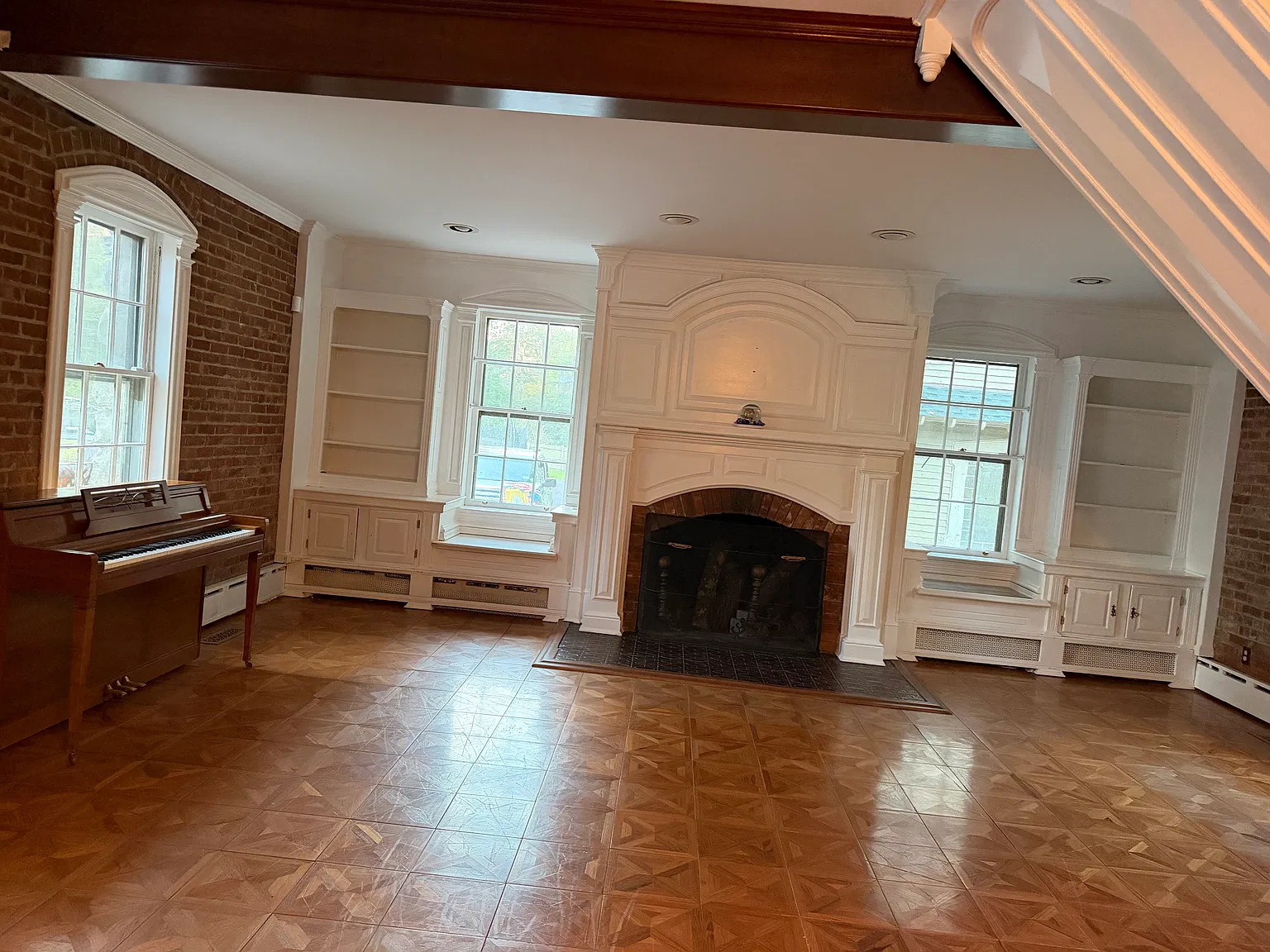 4 bed, 1.5 bath, 2580 sqft, $4,200 — Photo 2