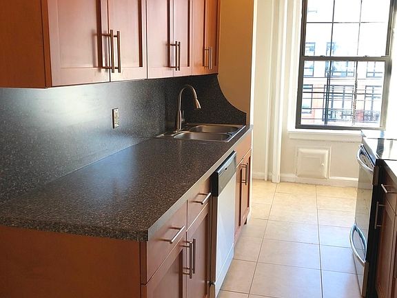 4th image of 175 W 76th St APT 15B