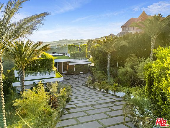 3rd image of 1033 Somera Rd