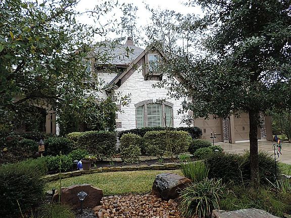 Lushly Landscaped oversized lot !AMAZING Curb Appeal on Culdesac lot!