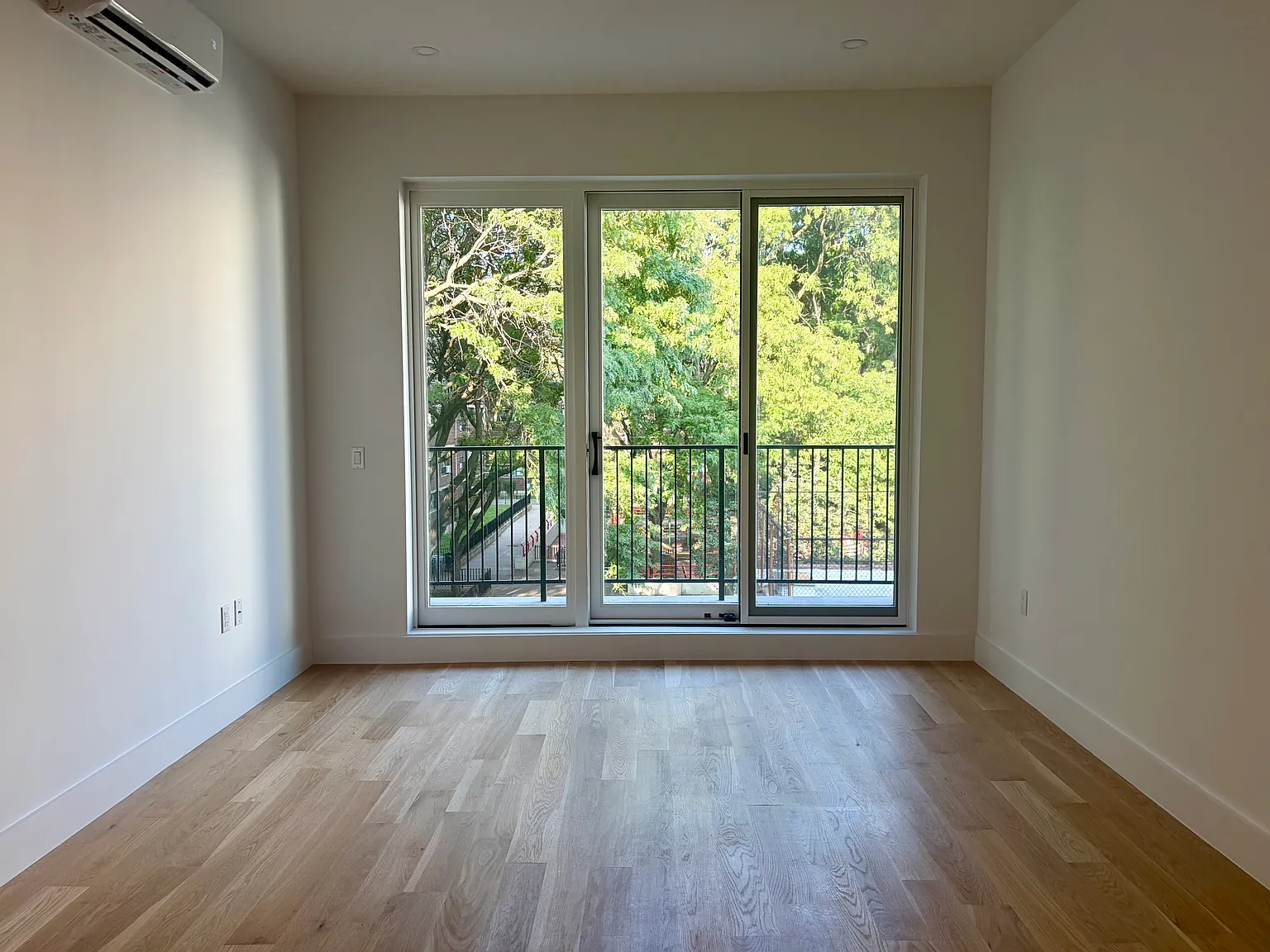 106 Graham Avenue — Photo 2