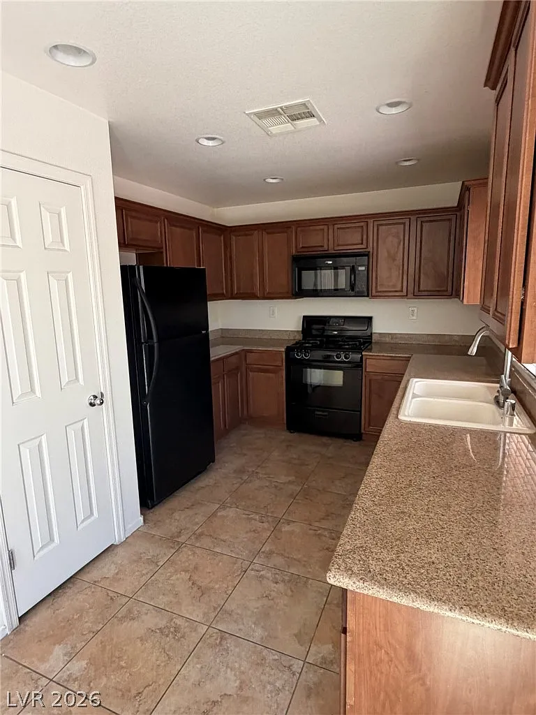 4 bed, 3.0 bath, 1686 sqft, $2,190 — Photo 4
