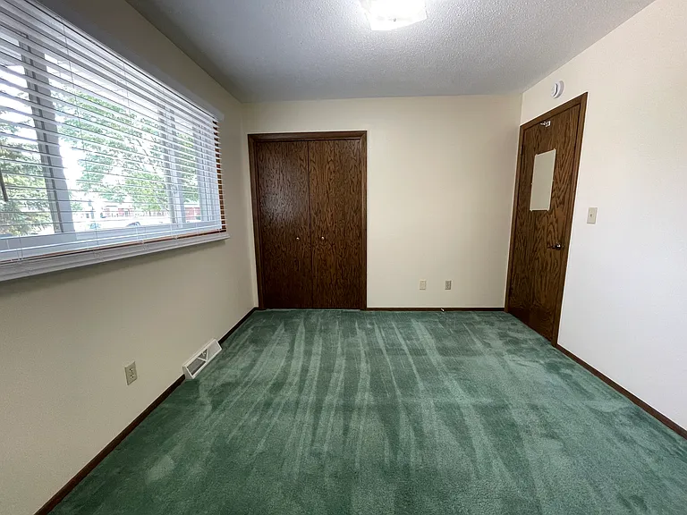 3014 Broadway N — Photo 41