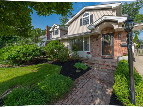 450 Lake Forest Dr, Bay Village, OH 44140
