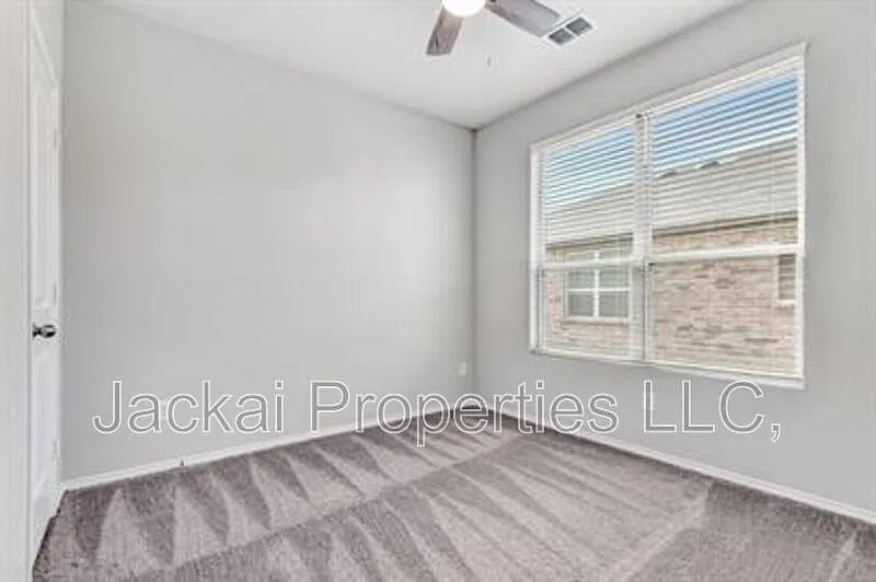 4 bed, 2.0 bath, 1952 sqft, $2,500 — Photo 4