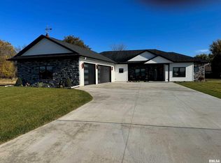 371 Linda Ln, Riverdale, IA 52722