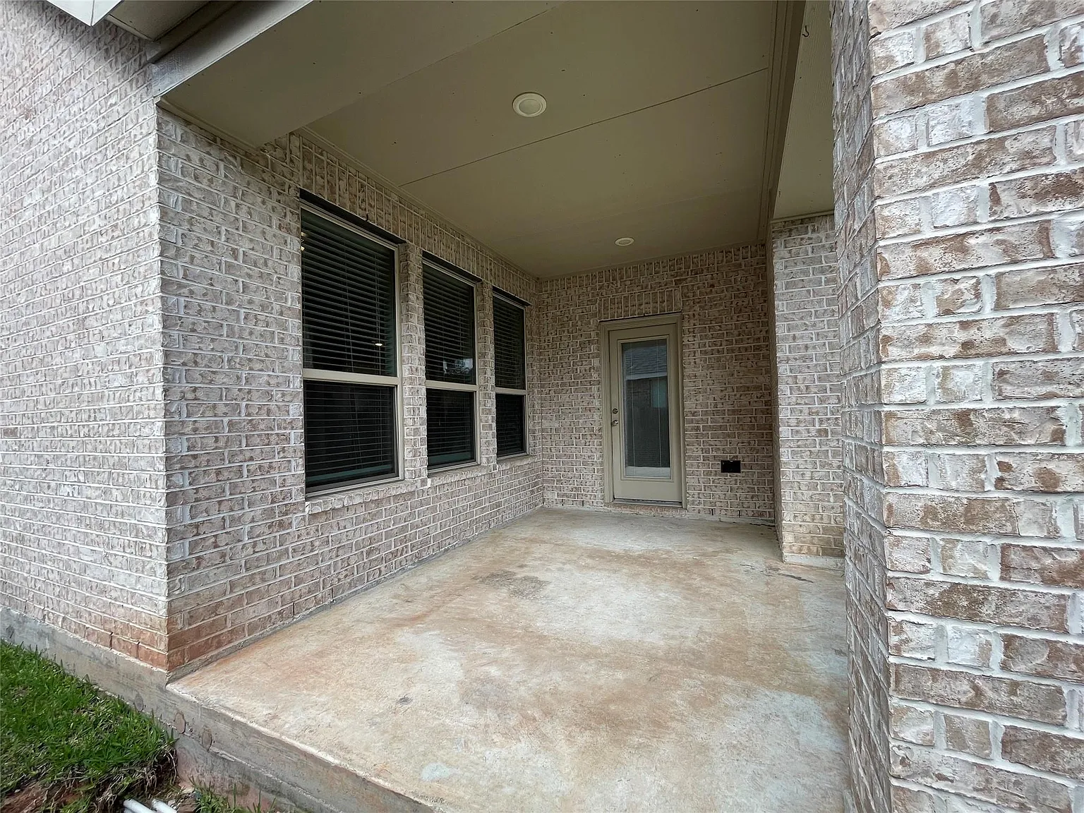 3 bed, 2.5 bath, 2371 sqft, $2,550 — Photo 2