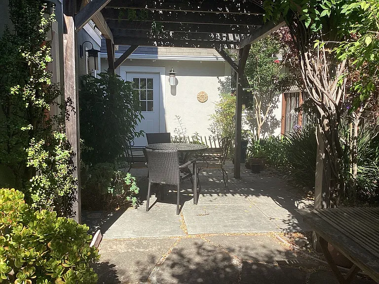 204 Roosevelt Ter — Photo 3