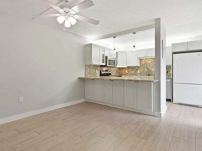 825 Center St #3D — Photo 4
