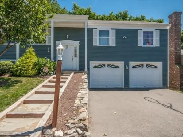 318 Stonebridge Ln, Trumbull, CT 06611