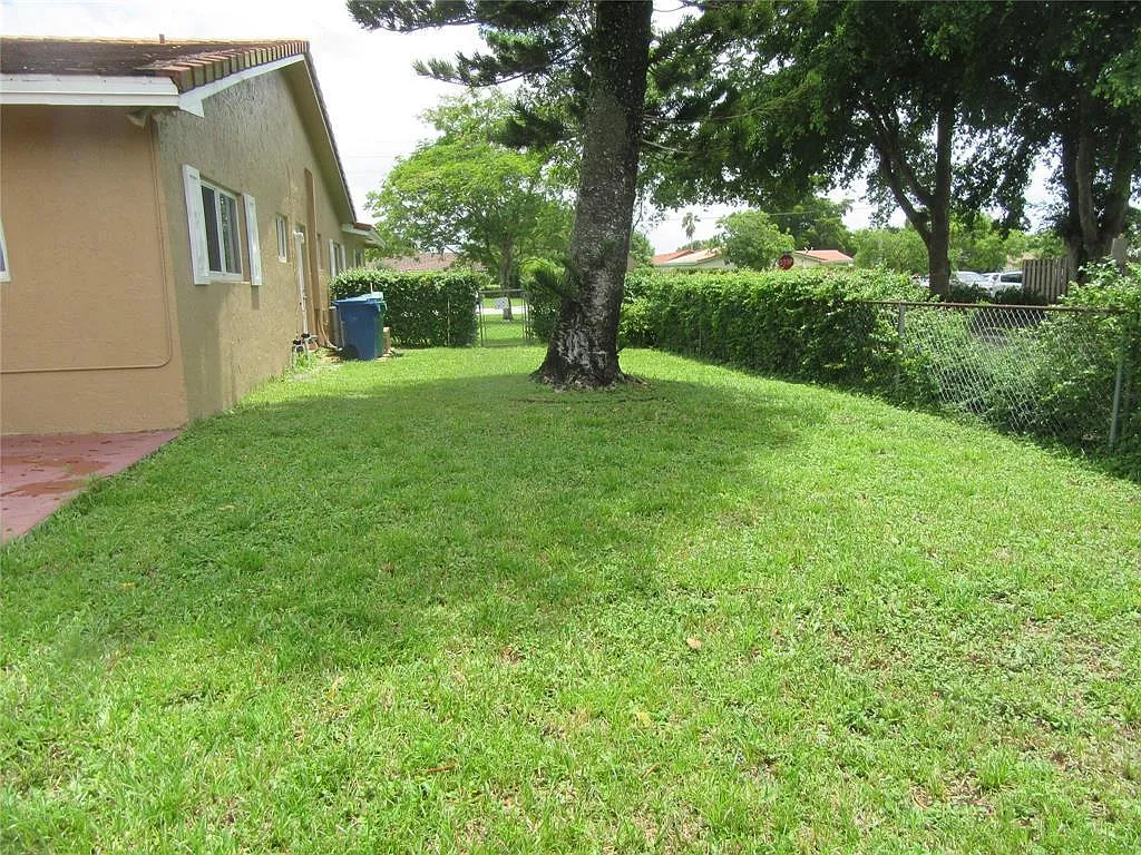 3 bed, 2.0 bath, 1800 sqft, $3,350 — Photo 3