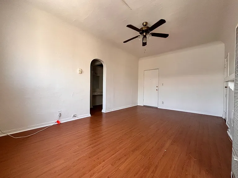 512 N Alexandria Ave — Photo 4