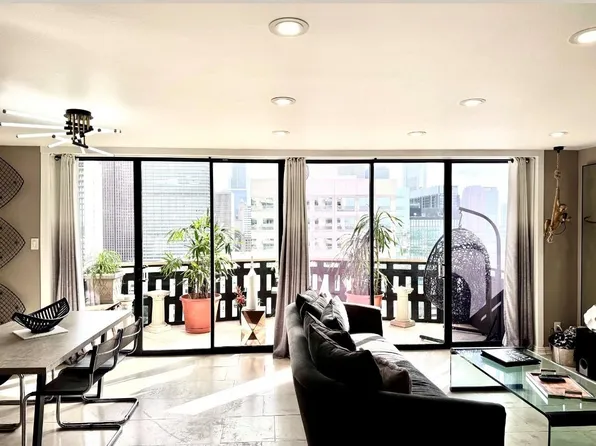 2016 Main St APT 1807, Houston, TX 77002