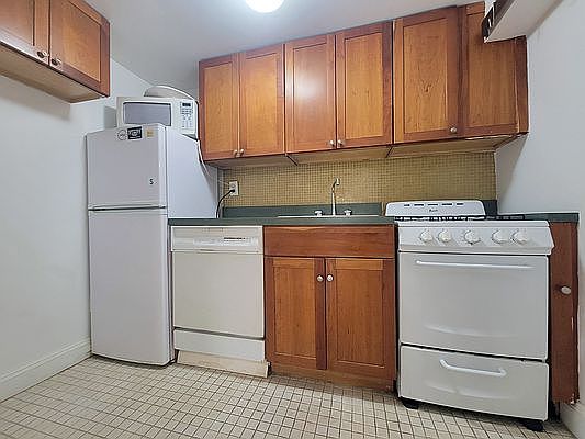 4th image of 344 E 51st St APT 1