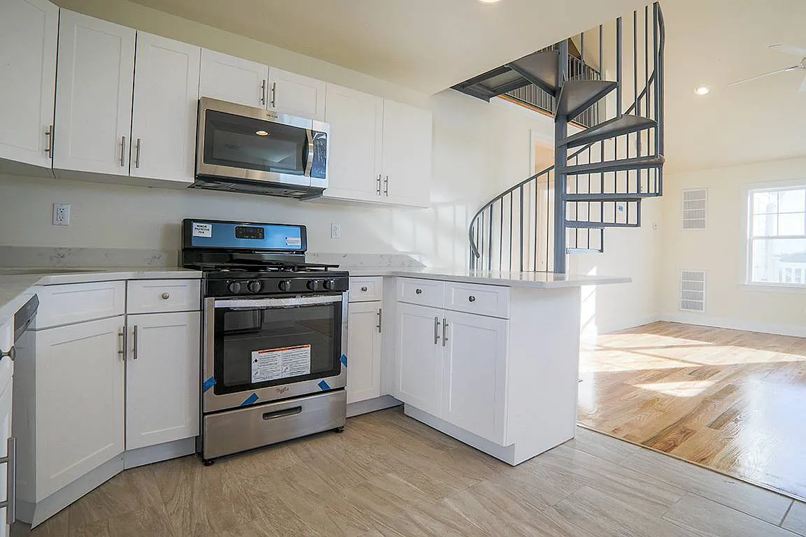 2 bed, 1.0 bath, $3,775 — Photo 2
