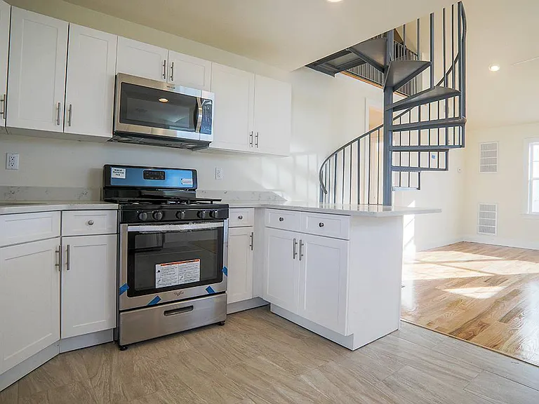 40 Cedar Swamp Rd — Photo 2