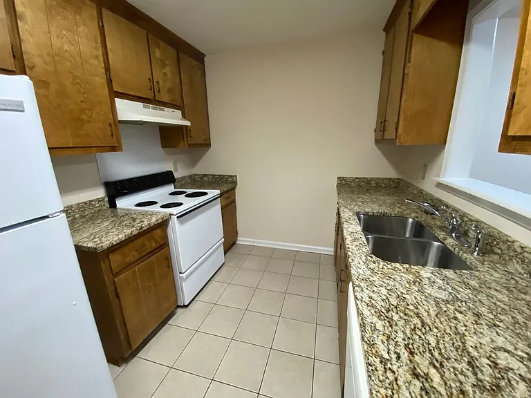 105 Hunters Run Rd — Photo 3