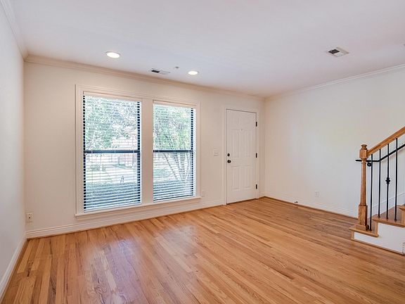 3rd image of 4000 Oak St APT 11