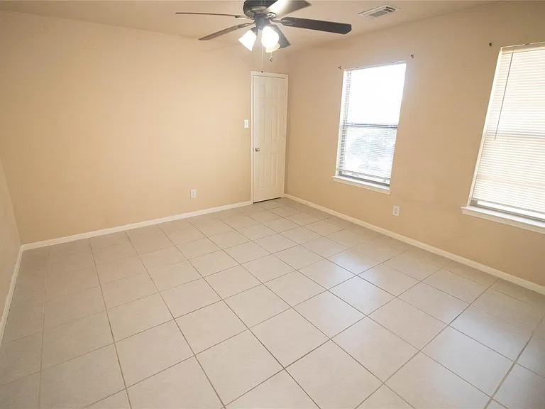 2202 Crossmill Ln — Photo 34