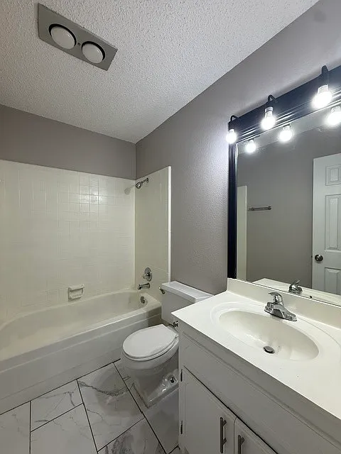 5816 8th Street - B — Photo 2
