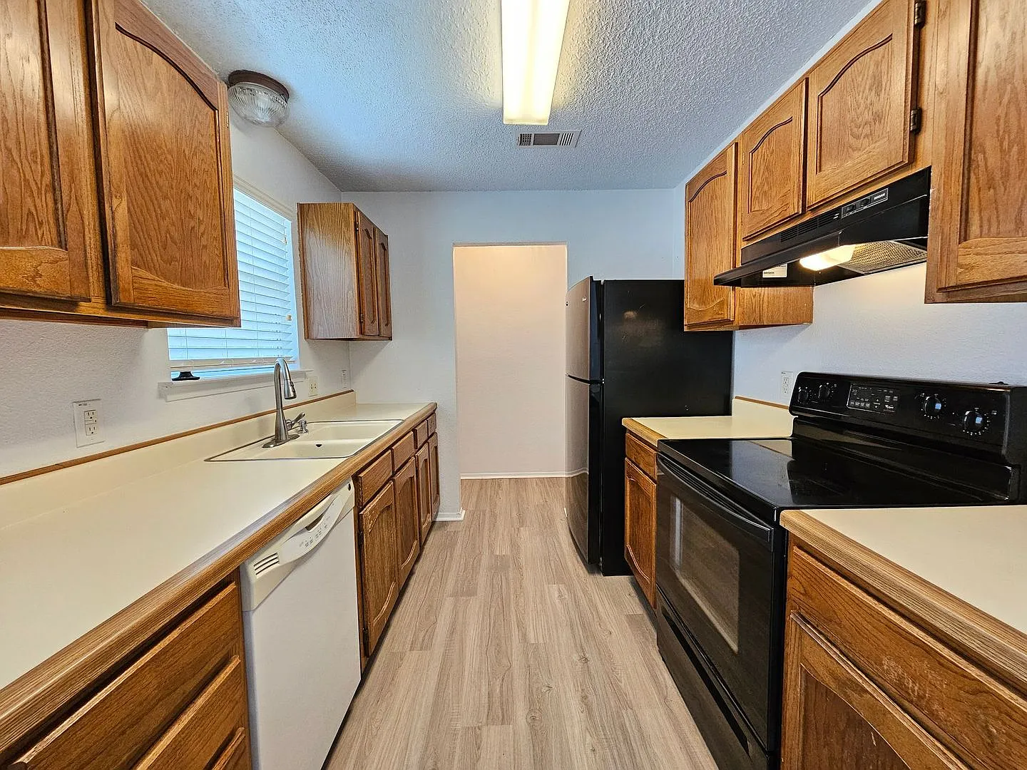 Huge Rent Reduction & Ready For Move-In! — Photo 2