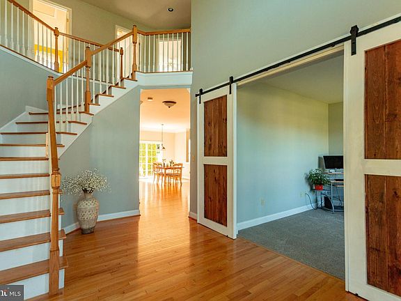 4th image of 220 Horseshoe Ln