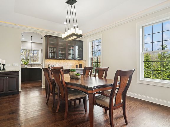 4th image of 2 Charlestowne Ct